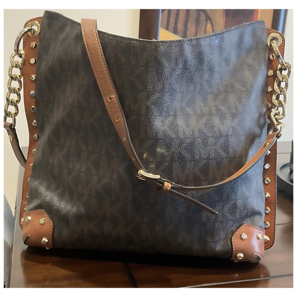 Michael Kors Signature Crossbody AV-1312 - Picture 1 of 12